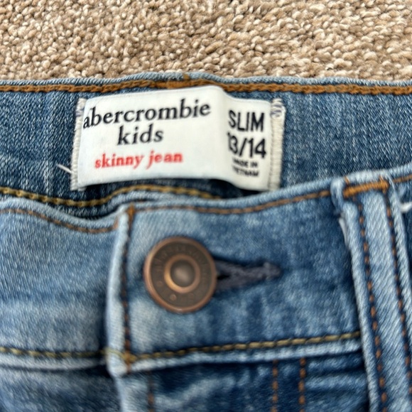 - Abercrombie kids boys destructed skinny jeans Sz 13/14 - Picture 2 of 2